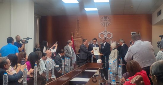 مسلمانى يكرم الكاتب الصحفى وائل السمرى خلال افتتاح استوديو نجيب محفوظ بماسبيرو