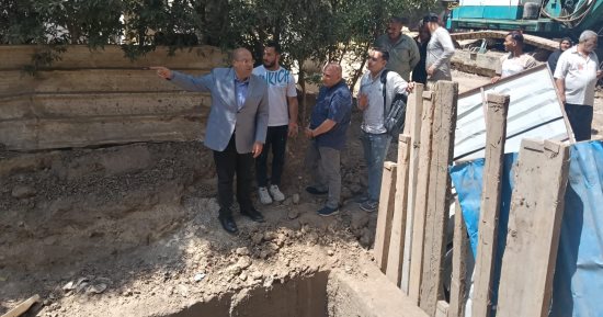 نائب محافظ الجيزة يتابع إصلاح هبوط الصرف الصحى بمنطقة العطور فى الحوامدية.. صور