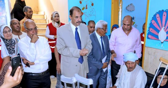 محافظ سوهاج يتفقد قافلة تركيب الأطراف الصناعية بمستشفى الهلال الأحمر بالحويتى