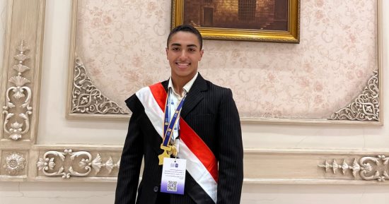 محمد أول الجيزة بالشهادة الإعدادية.. حافظ للقرآن وصائد للجوائز ويعمل بالصيف