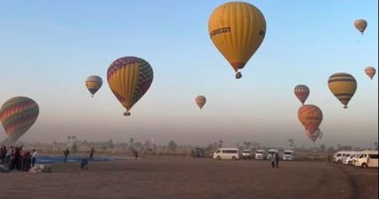 البالون الطائر مغامرة ساحرة تحلق بالسياح على ارتفاع 2000 قدم بالأقصر.. صور