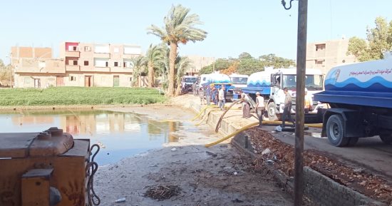مياه سوهاج: تدفع بــ 17 سيارة كسح  لاحتواء أزمة تسرب المياه