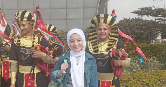 إسراء الأولى بالشهادة الإعدادية بالجيزة: فخورة بنجاحى.. ووالدها: مش بتاخد دروس