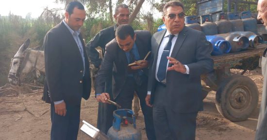 محافظ الدقهلية يفاجئ سيارات أنابيب البوتاجاز فى دكرنس للتأكد من الوزن.. صور