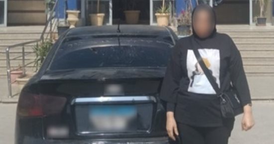 الداخلية تضبط متهمة بثنى لوحات سياراتها.. فيديو