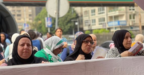 رغم حرارة الطقس.. الأمهات ينتظرن أبناءهن أمام لجان الثانوية العامة فى الجيزة