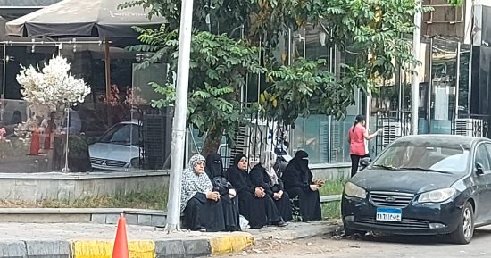 فى انتظار أبنائهم.. الأب والأم السند الحقيقى بامتحانات الثانوية العامة