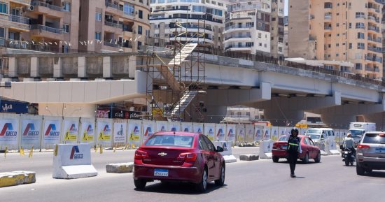 الإسكندرية تقترب من فك الاختناق المروري.. توسعة الكورنيش من المنتزه إلى السرايا
