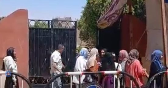 فرحة طلاب الثانوية بقنا بعد أداء مادة اللغة الأجنبية الثانية.. مباشر