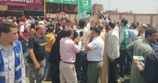 محافظ المنوفية والسفيرة نبيلة مكرم يتفقدان معرض ملابس قافلة إيد واحدة.. فيديو