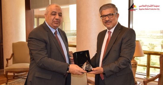 السفير الباكستاني يزور مدينة الإنتاج الإعلامي ويشيد بإمكانياتها.. صور