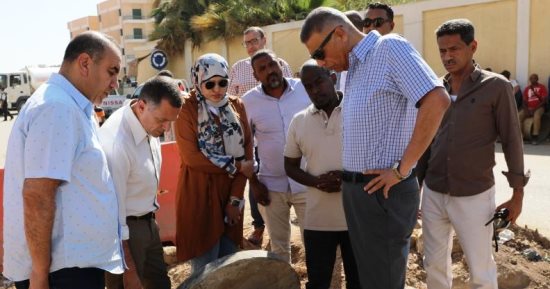 محافظ أسوان يتفقد أعمال الصرف الصحى بمنطقة الكرور