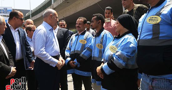 القاهرة تخصص زيا رسميا لتقنين وضع سياس الجراجات بالشوارع.. "النحاسة والباركود" علامات لا يمكن تزويرها وتتضمن بيانات الشركة واسم السايس وأسعار الانتظار.. والمحافظ: إلقاء القبض على كل من لا يرتدي الملابس المعتمدة