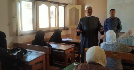 قيادات شمال سيناء الأزهرية تتابع امتحانات الثانوية وتكرم المتفوقين 