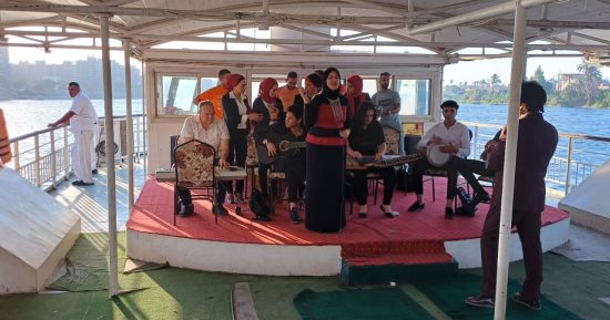 محافظ أسيوط ينظم رحلة نيلية ترفيهية للطلاب الهنود
