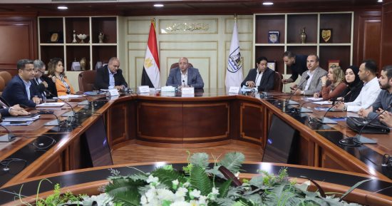 محافظ بني سويف يشهد جلسة مع المستثمرين ضمن فعاليات النموذج الوطني للموازنة