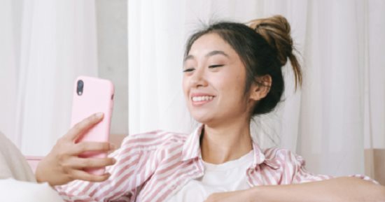 4 أبراج تجيد التواصل أونلاين أكثر من الكلام وجهًا لوجه.. أبرزها برج الجدي   