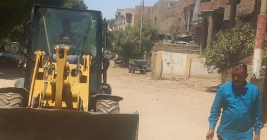 محافظة سوهاج تتابع أعمال تمهيد وتسوية الطرق بمركز طهطا