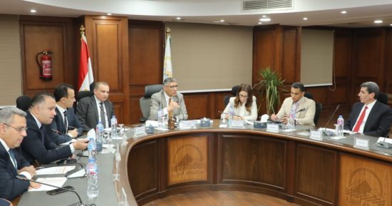 محافظ الجيزة يعقد أولى اجتماعات اللجنة التيسيرية لتطوير منطقة الكيت كات