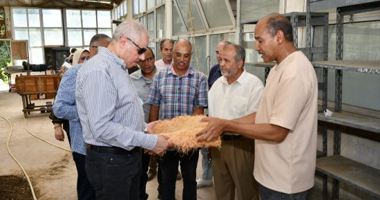 رئيس جامعة القناة يتفقد وحدة تدوير المخلفات