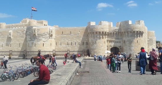 كيف تقضى يوم إجازة ممتع داخل قلعة قايتباى بالإسكندرية؟.. جولة شيقة داخل مبانيها والسراديب والمدافع الأثرية.. التمتع بالصوت والضوء مساء لأول مرة.. ولا يفوتك ركوب القوارب ثم الحنطور لمسجد المرسى أبو العباس.. صور