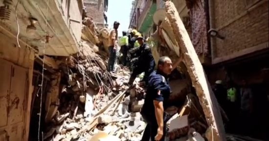 البحث عن 3 مفقودين من أسفل عقار حدائق القبة المنهار