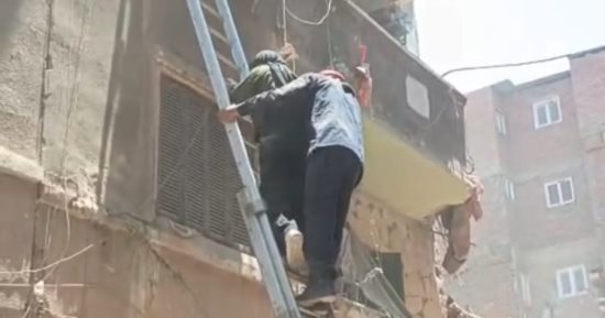 الشرطة تنقذ 13 شخصا من عقار مهدد بالانهيار بجوار منزلى حدائق القبة المنهارين..فيديو