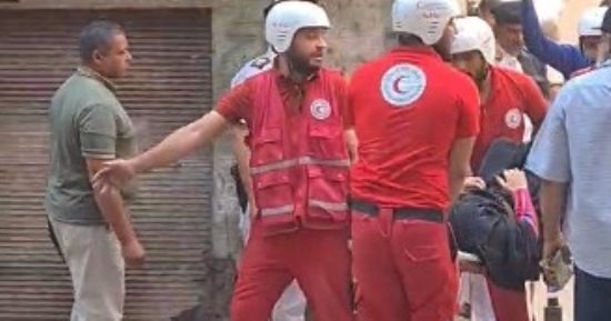 لحظة استخراج سيدة على قيد الحياة من أسفل عقار حدائق القبة المنهار.. صورة