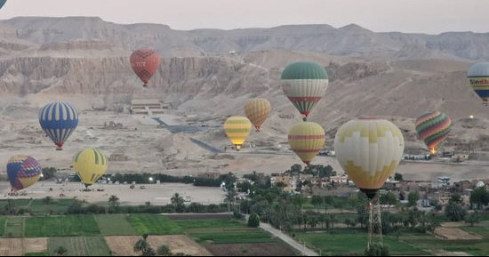 رحلات البالون الطائر ومعابد الأقصر.. سحر لا يقاوم يخطف قلوب سياح العالم