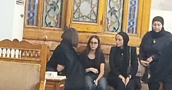 المخرجة سارة وفيق تتلقى العزاء في والدتها بحضور زوجها أحمد ثابت