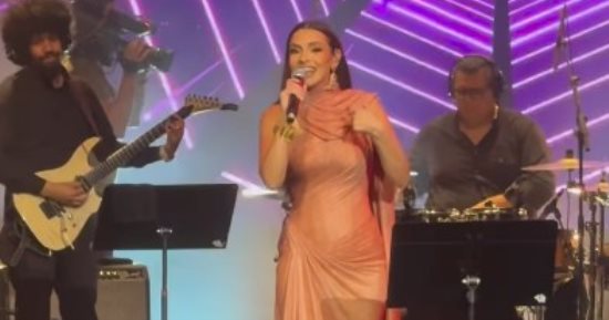 كارمن سليمان تحيى حفل مهرجان موازين وتعانق العلم المغربى.. صور