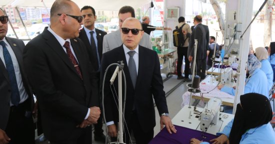 وزير العمل ومحافظ كفرالشيخ يتفقدان الوحدة المتنقلة للتدريب المهني لتنمية مهارات الشباب