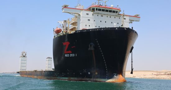 أسامة ربيع: تعاملنا بشكل فورى واحترافى مع حادث جنوح سفينة RED ZED1