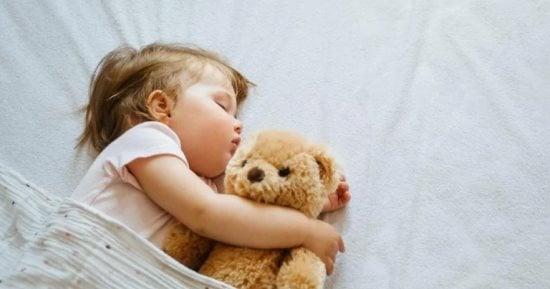 سنة أولى أمومة.. إزاى تدربى طفلك العنيد على النوم بدرى؟