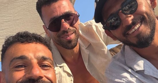 محمد صلاح يقضى الإجازة رفقة عبد الله السعيد وحجازى على الشاطئ