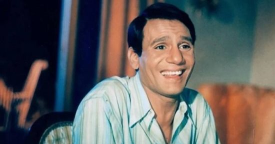 سألنا شات جى بى تى.. لو عبد الحليم حافظ كان عايش هيغنى إيه من أغانى الألفينات؟