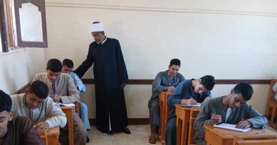 اليوم.. طلاب النقل الثانوى الأزهرى يؤدون امتحاناتهم فى الكيمياء والتاريخ