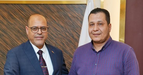 وزير العمل يُكافئ موظفا بالوزارة أعاد مبلغا إلى مواطن حوله بطريق الخطأ