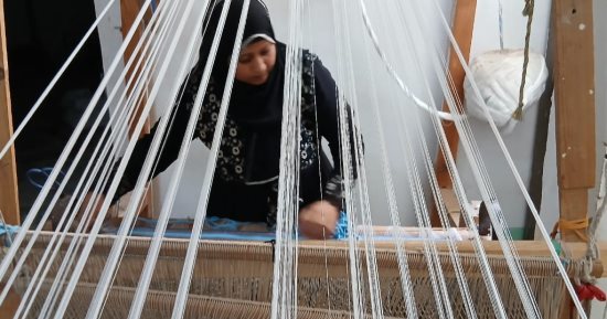 بأرض الذهب.. صانعات احترفن النول اليدوى وصناعة الشال والسجاد بقنا.. صور