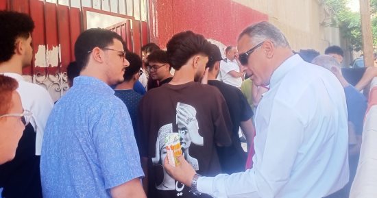 بعصائر ومياه.. مدير إدارة التعليم بالعبور يستقبل طلاب الثانوية أمام اللجان