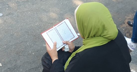 بآيات من المصحف.. الأمهات يتلون القرآن لأبنائهن خارج لجان الثانوية العامة