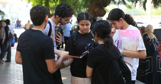 طلاب الثانوية العامة يبدأون امتحان اللغة العربية للعام 2025