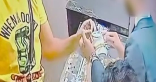 لحظة سرقة محل مشغولات ذهبية شهير.. ومكافأة لمن يتعرف على السارق