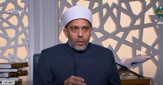 هل يجوز وضع مال الزكاة في شهادة استثمار للإنفاق الشهري على أسرة فقيرة؟