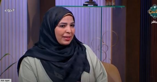 ما حكم صلاة المرأة في بلد لا يوجد به مسجد؟.. أمينة الفتوى تجيب
