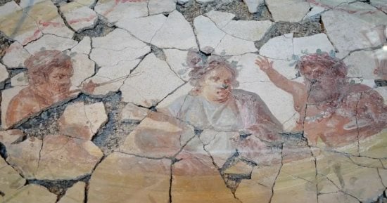 علماء الآثار يعيدون بناء لوحات جدارية رومانية عمرها 2000 عام من آلاف القطع