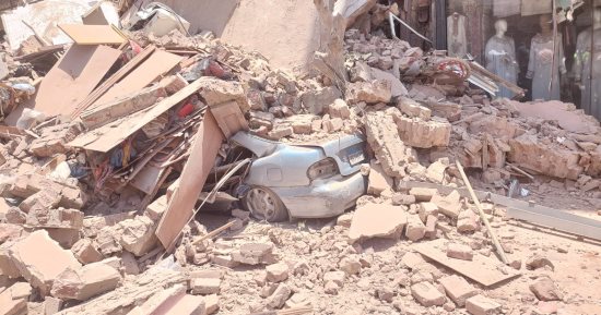 إنقاذ سيدة وطفل من عقار شبرا المنهار.. صور