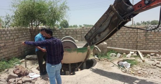 بينها طواحين ذهب.. إزالة 40 حالة تعدي بقرية الأشراف فى قنا