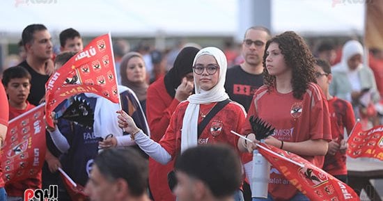 في حب الأهلى متجمعين.. جماهير الأحمر تتوافد على ملعب مباراة الأهلى وبورتو