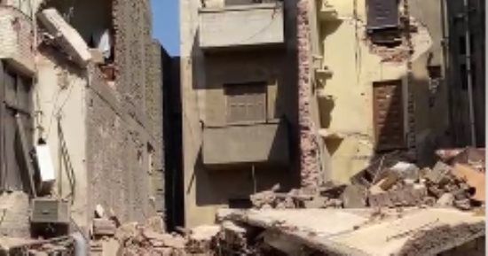 انهيار جزئى لمنزل بروض الفرج والحماية المدنية تحاول إخراج طفلة ومسن بين الأنقاض